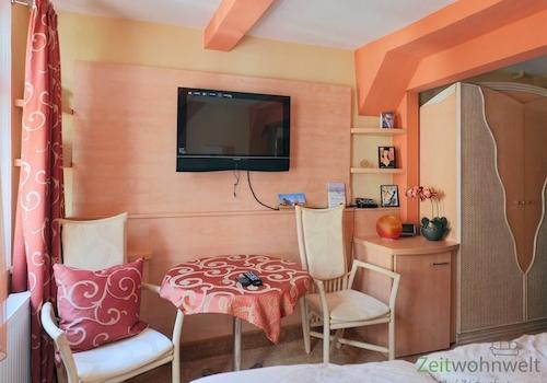 TV und Kleiderschrank