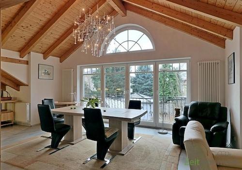 Esstisch an der Fensterfront