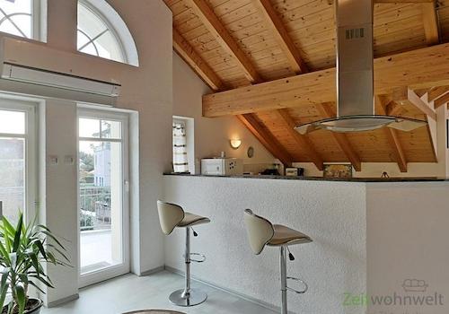 Barhocker und Klimaanlage (links oben)