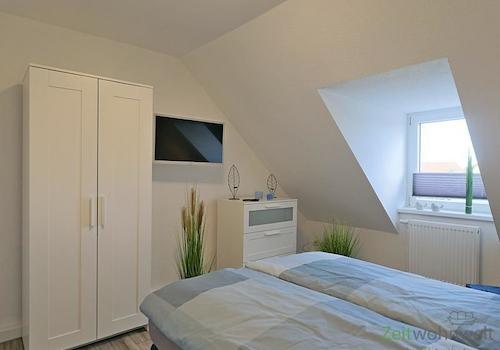 Kleiderschrank und TV