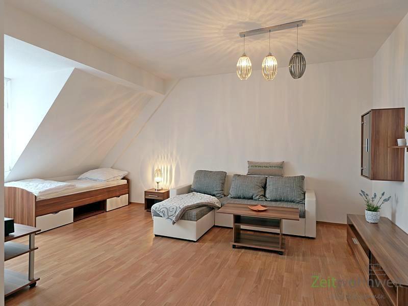 rechts der Wohn- und Schlafbereich