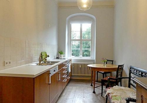 Wohnküche mit Balk und Esstisch