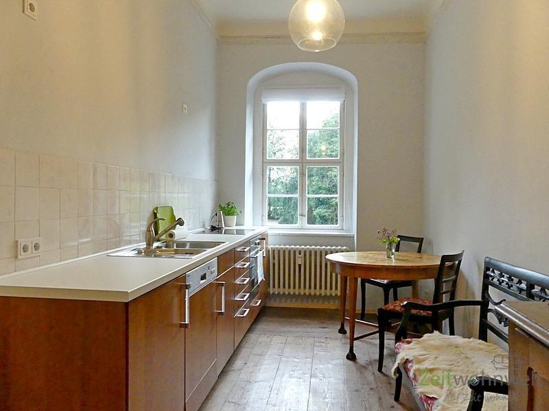 Wohnküche mit Balk und Esstisch