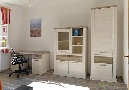 Schreibisch und Schränke