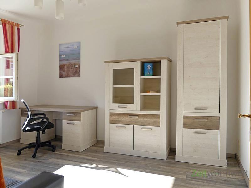 Schreibisch und Schränke