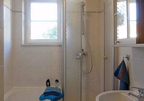 Bad mit Wanne und Dusche