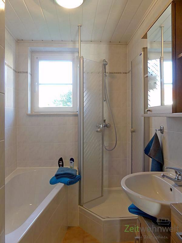 Bad mit Wanne und Dusche