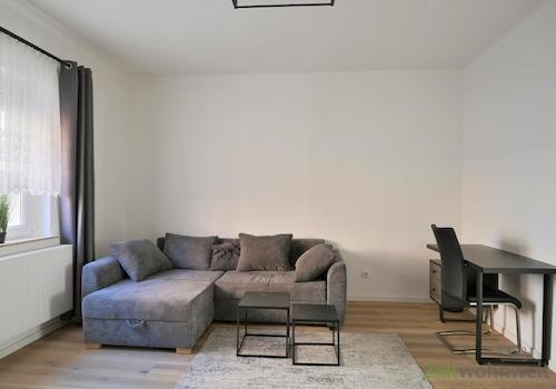 Sofa-Sitzecke und Schreibtisch