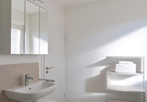 Waschbecken und Wäscheregal