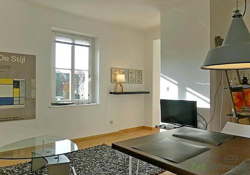 Blick zu TV und Küche