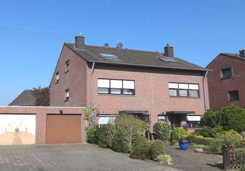 Garage und Stellplatz am Haus