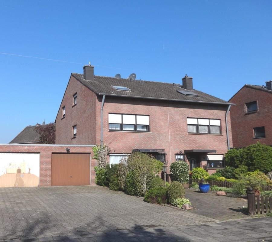 Garage und Stellplatz am Haus