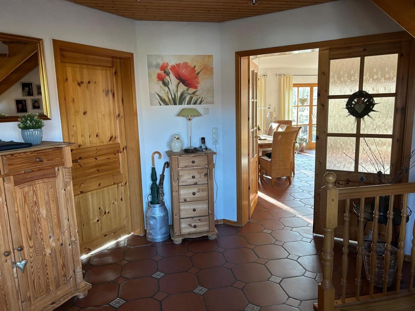 Flur mit Blick ins Wohnzimmer