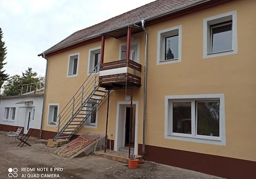 Anbau von großem Hof aus