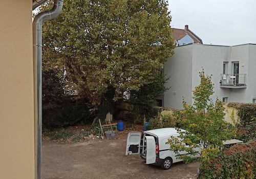 Blick auf großen Hof 