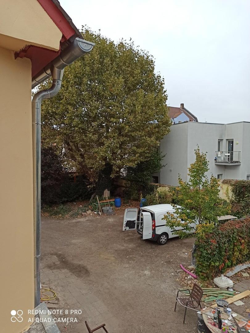 Blick auf großen Hof 