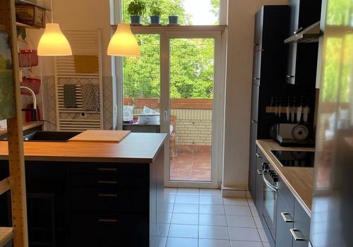 Küche mit Balkonausgang