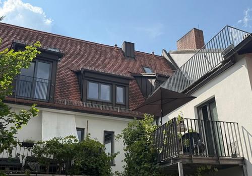 Hofseite mit Dachterasse