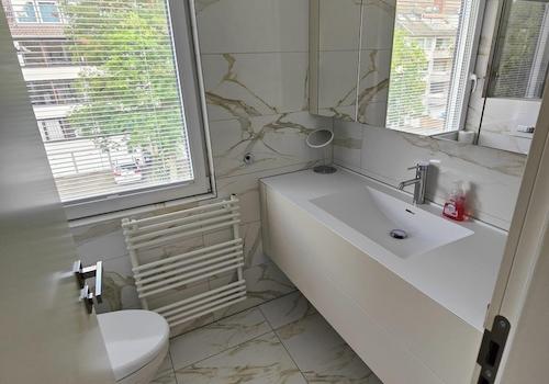 zweites Badezimmer oben