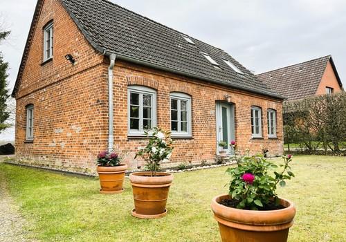 EFH Vorderansicht Vorgarten