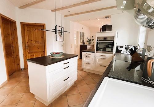 Küche Blick Vorratsraum-Bad