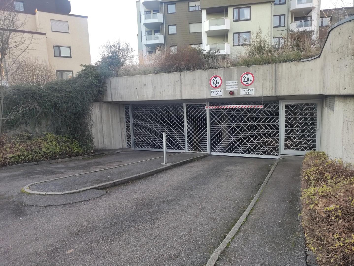 Tiefgarageneinfahrt