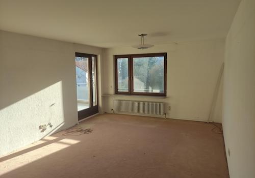 Wohnzimmer mit Tür Südbalkon