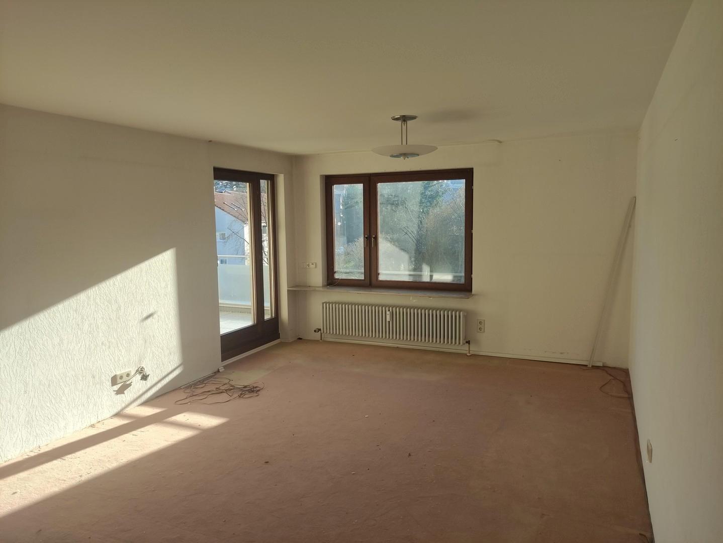 Wohnzimmer mit Tür Südbalkon