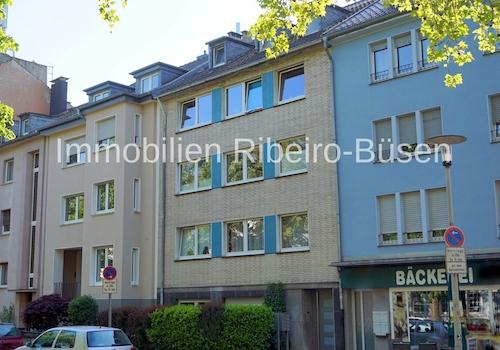 Die Straßenfront