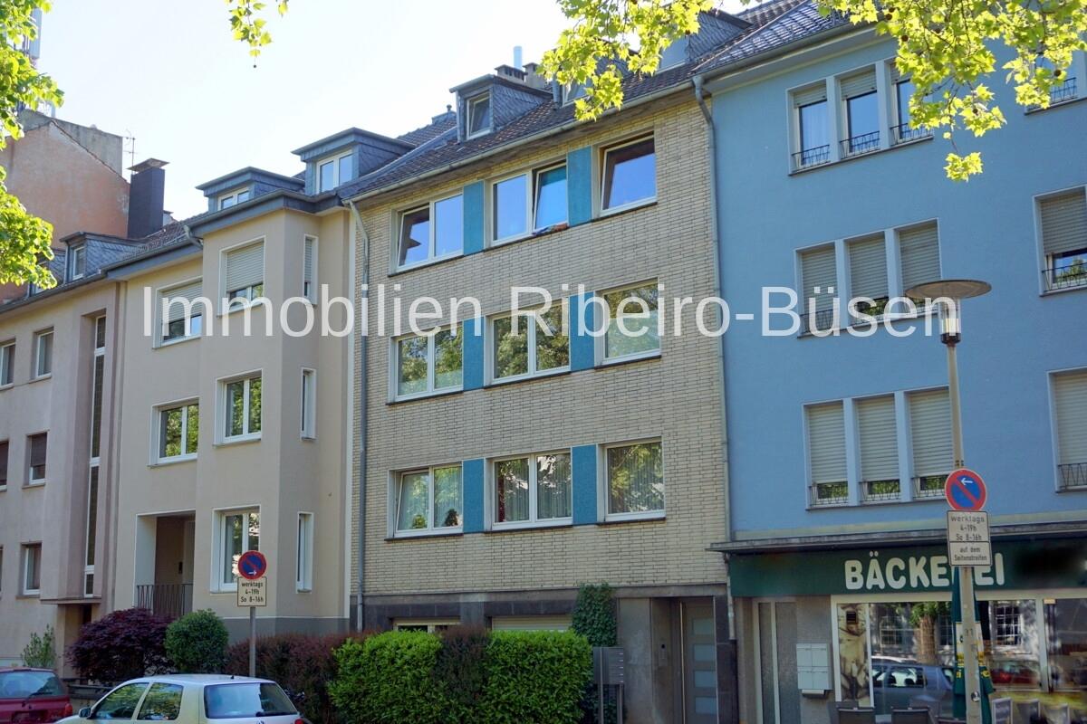 Die Straßenfront