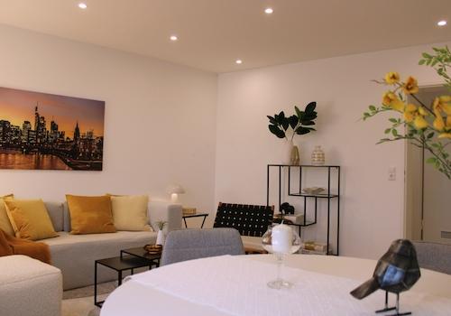 Essplatz mit viel Tageslicht