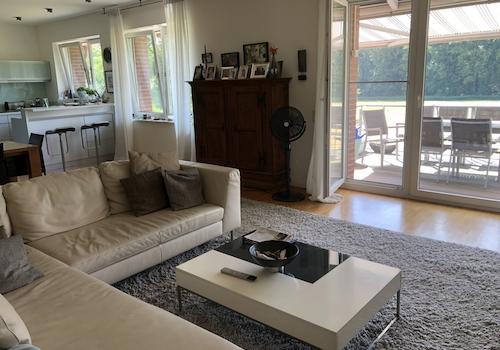 Wohnzimmer mit Balkon, Küche
