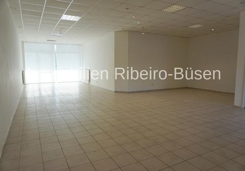 der große Büro- oder Verkaufsraum