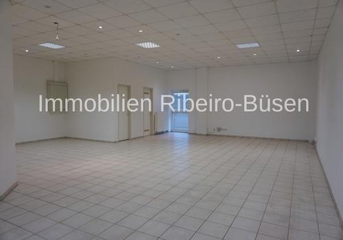 der große Büro- oder Verkaufsraum