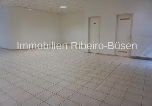 der große Büro- oder Verkaufsraum