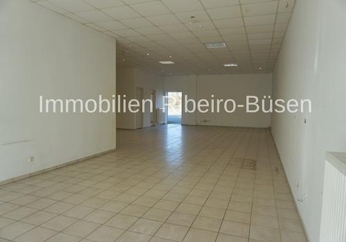 der große Büro- oder Verkaufsraum