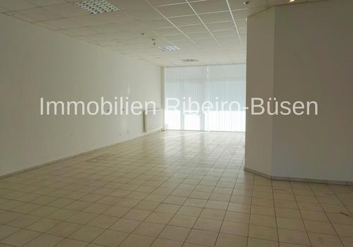 der große Büro- oder Verkaufsraum