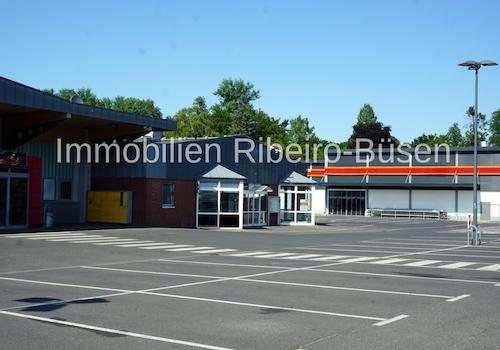 zahlreiche Kundenparkplätze vorhanden