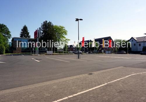 zahlreiche Kundenparkplätze vorhanden