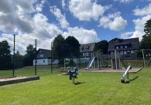 Spielplatz oberhalb des Hauses