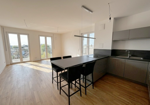 lichtdurchfluteter Wohn-/Essbereich (KI-bearbeitet)