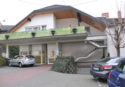 8  FreParkplätze an Saunsstr.1