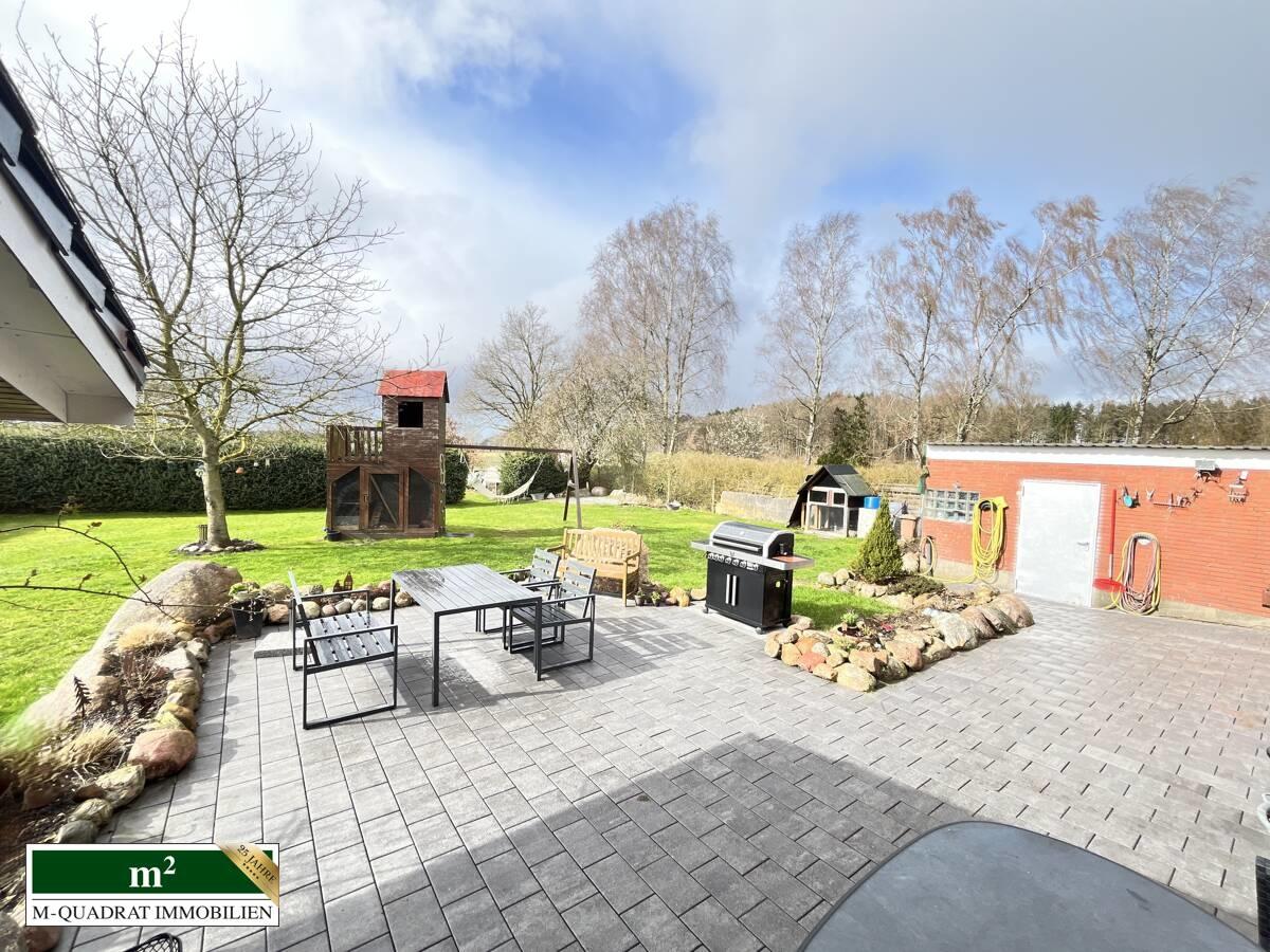 Westterrasse mit Gartenaussicht