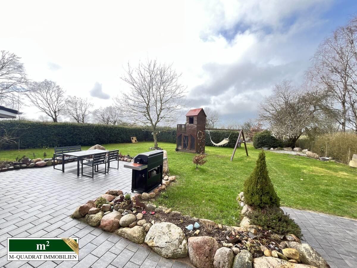 Garten mit neuer Terrasse