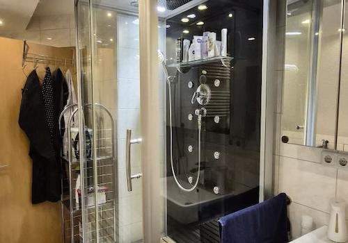 Tageslichtbad mit Dusche