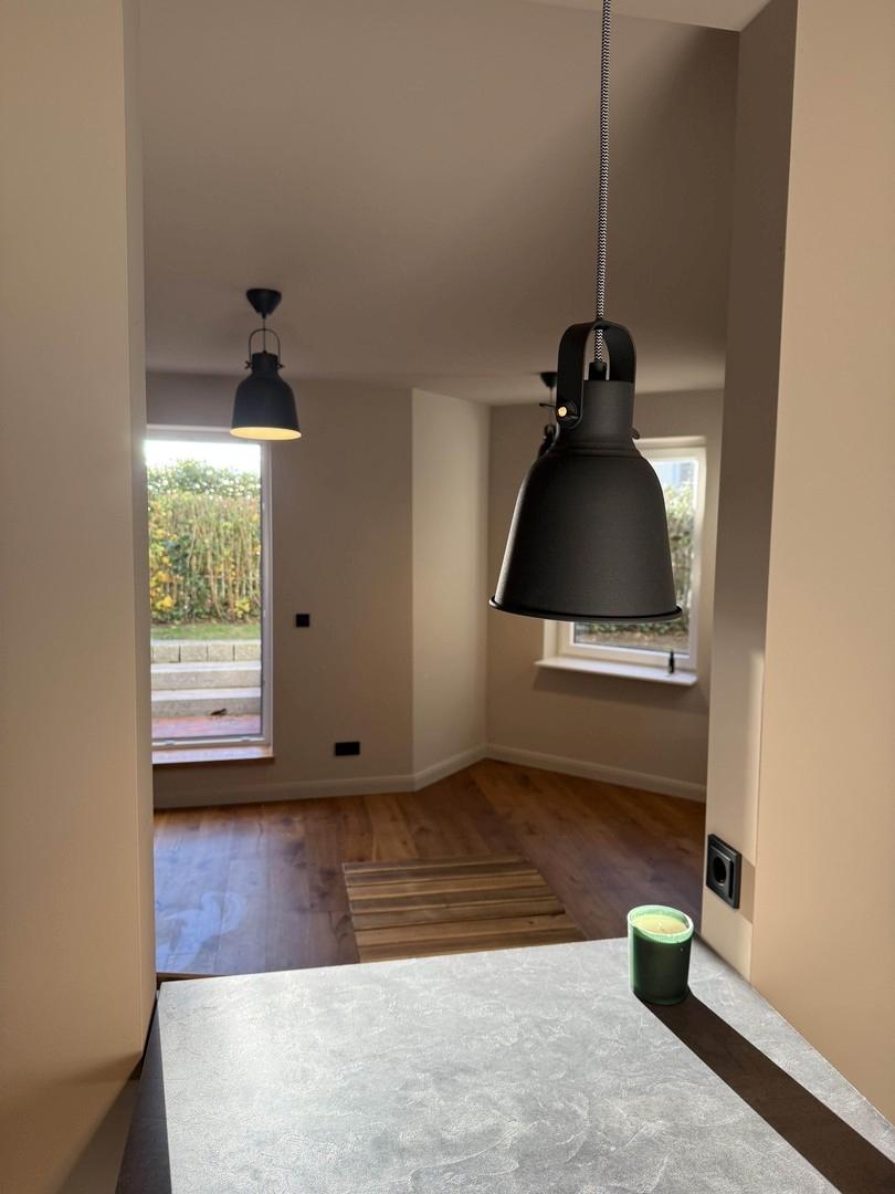 Blick aus Küche auf Wohnen