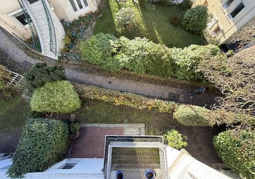 Blick von oben auf den Garten