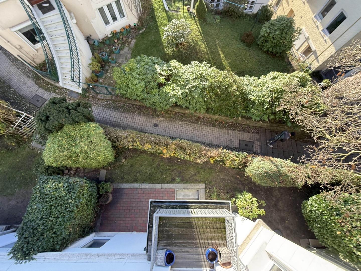 Blick von oben auf den Garten