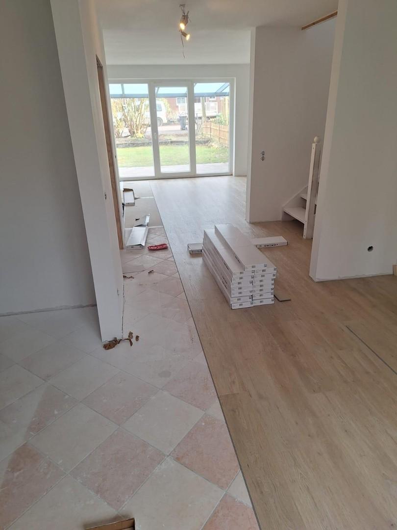 Blick Küche ins Wohnzimmer