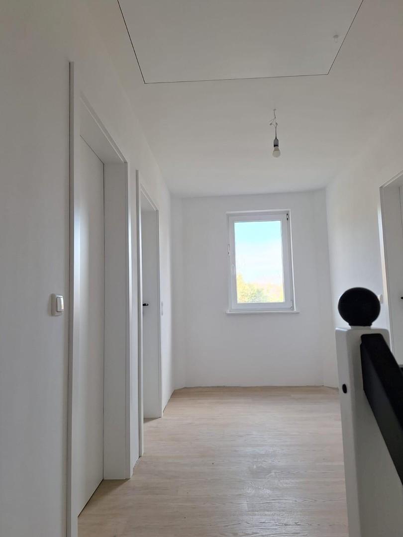 Obergeschoß weiße neue Türen 